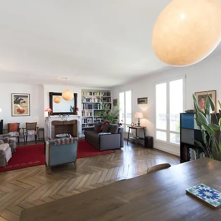 Veeve - Balcony Over The Tree-lined Boulevard Apartment *