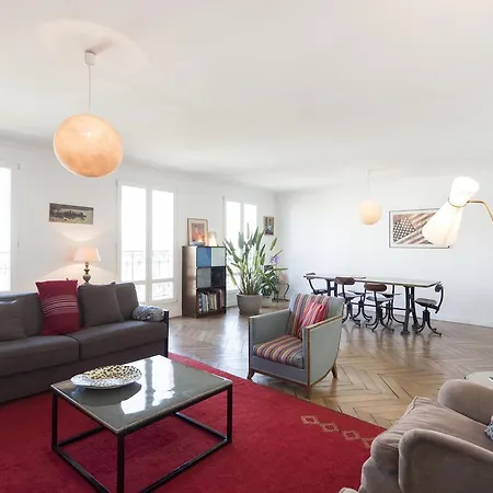 Veeve - Balcony Over The Tree-lined Boulevard Apartment *