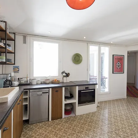 Veeve - Balcony Over The Tree-lined Boulevard Apartment