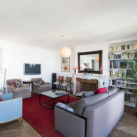 Veeve - Balcony Over The Tree-lined Boulevard Apartment Paris