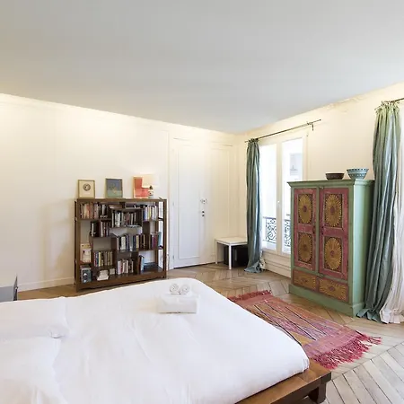 Veeve - Balcony Over The Tree-lined Boulevard Appartement *